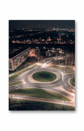 Miasto nocą, rondo w mieście przemysłowym Jastrzębie Zdrój na Śląsku w Polsce, panorama z lotu ptaka
