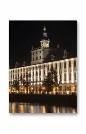 Gmach uniwersytecki nocą