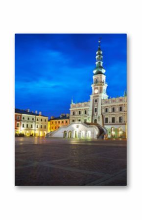 Rynek wraz z ratuszem w Zamościu nocą