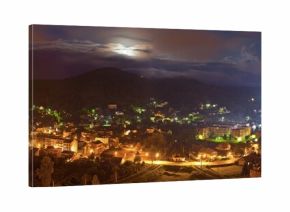 Górskie miasto nocą