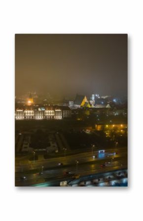 zamek królewski mglistą nocą z drona