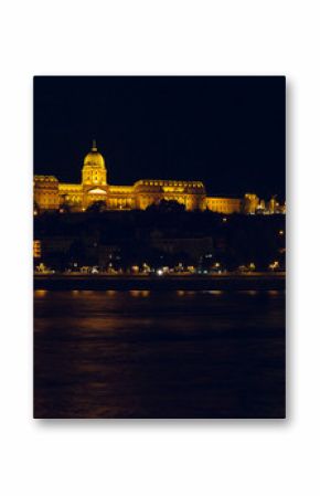 Nocna panorama Budapesztu z widocznym zamkiem, rzeka Dunaj i mostem. Budapeszt nocą.