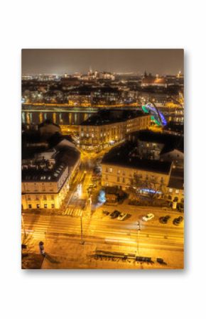 Kraków nocą z Rynku Podgórskiego z widokiem na wawel, zdjęcie z drona