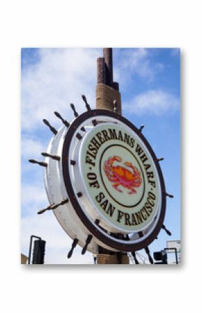 Schild in Form eines Steuerrads in Fishermans Wharf, San Francisco, Kalifornien, USA.