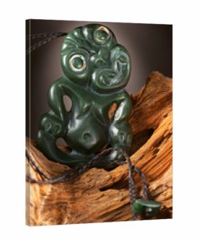 Jade Schmuck Anhänger aus Neuseeland als Maori Symbol Tiki mit Augen aus einer Abalone Meeresschnecke.