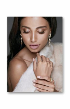 Jewelry Fashion. Woman In Luxury Jewels