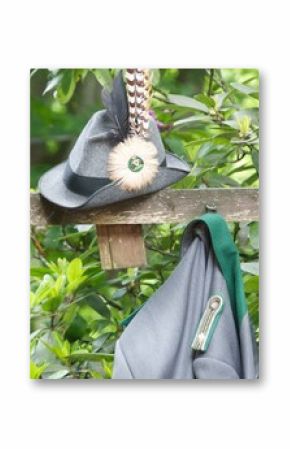 Schützenuniform in Grau mit Filzhut und Fasanenfeder im Sommer beim Schützenfest in Oerlinghausen bei Bielefeld am Hermannsweg im Teutoburger Wald in Ostwestfalen-Lippe