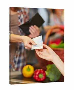 Bezahlung mit Bargeld im Supermarkt