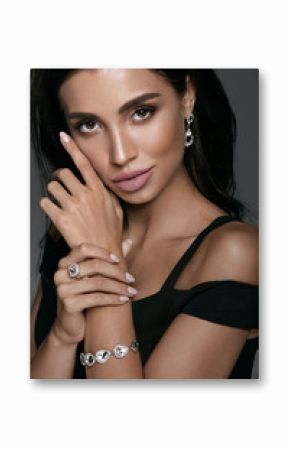 Jewelry Fashion. Beautiful Woman Wearing Diamonds.