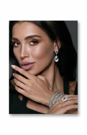 Jewelry Fashion. Beautiful Woman Wearing Diamonds.