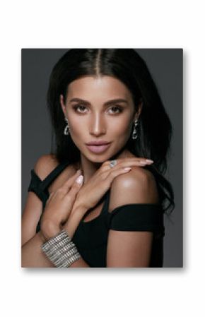 Jewelry Fashion. Beautiful Woman Wearing Diamonds.