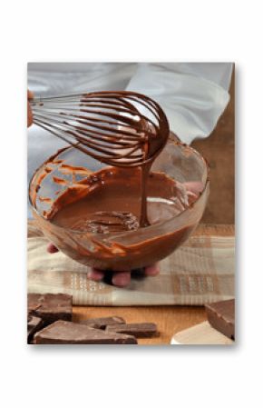 Cocinero preparando y mezclando chocolate