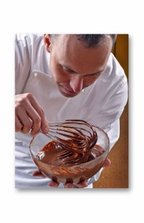 Preparando y mezclando el chocolate para el pastel.