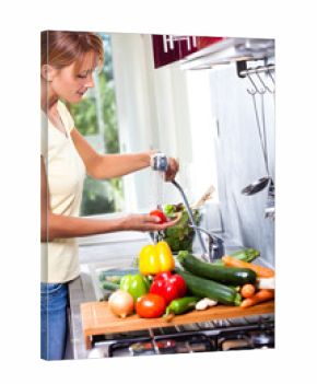 femme qui rince des légumes dans une cuisine