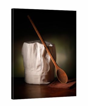 cappello da cuoco con cucchiaio in legno