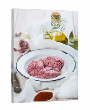 Sesos de cordero crudos con aceite de oliva virgen extra y otros ingredientes para cocinar
