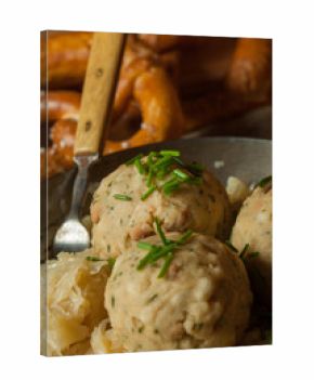 Knödel und Sauerkraut