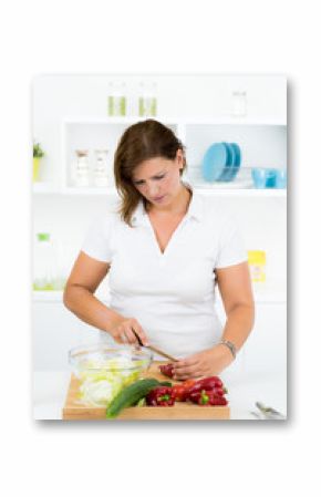 frau schneidet sich einen salat