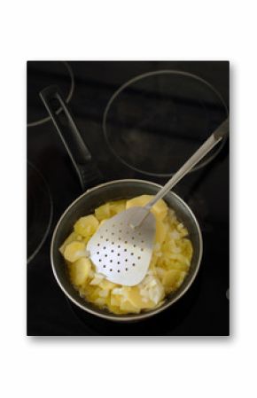 Freir patatas con cebolla para tortilla