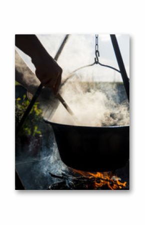 Kochen im Kessel über der Feuerschale
