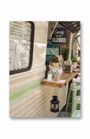 detalle de una bonita food truck en la calle