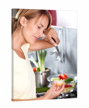 femme qui pleure en épluchant des oignons