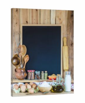 Pizarra de fondo negro con espacio vacío para texto decorada con utensilios de cocina e ingredientes de repostería y pastelería