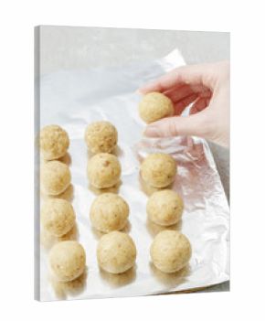 How to make cake pops - round out the cake balls with your hands.