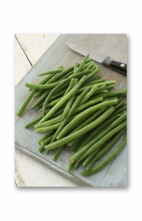 preparing fine green beans