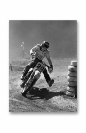 Motocross-Motorrad in schräger Kurvenlage