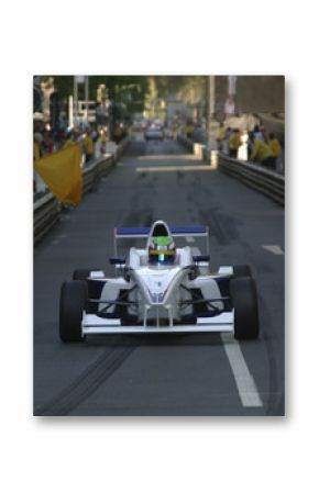 rennwagen in der innenstadt
