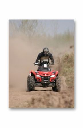 Rally fahren mit dem Quad im Gelände mit Staub