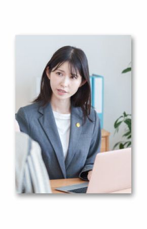 依頼人と話す女性弁護士