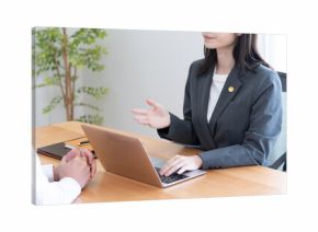 話をするビジネスマンと弁護士