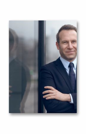 Selbstbewußter Geschäftsmann in einem blauen Anzug blickt in die Kamera