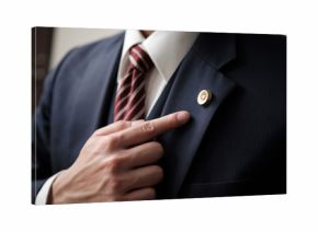 弁護士バッジを指差す弁護士のアップ