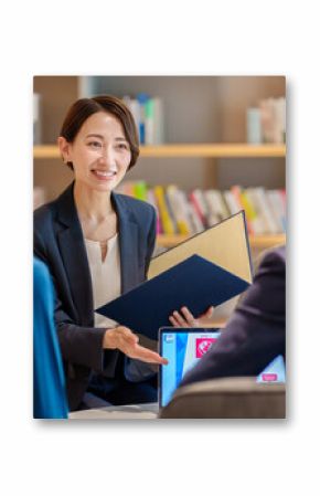 顧客の相談を受ける女性アドバイザー