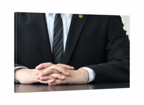 デスクで指を組む弁護士