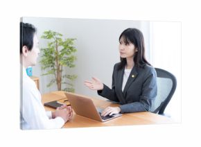 握手をする日本人男性と弁護士