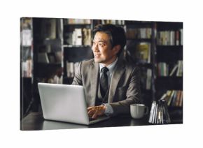 書斎・執務室・社長室にいる中年アジア人男性ビジネスマン（弁護士・役員・教授・法律事務所） 