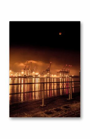 Mondfinsternis mit Blutmond im Hamburger Hafen