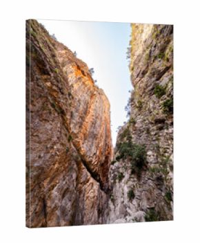 The Isbert Gorge's Overhanging Boulder