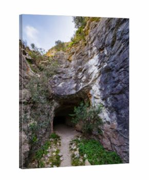 Entrance to the Isbert Tunnel