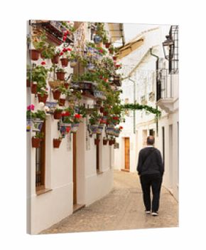 Hombre paseando por calle de Priego de Córdoba, Córdoba.