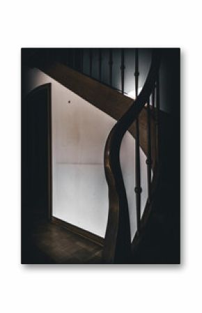 Alte Holztreppe in leerem Haus