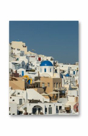 Vue panoramique des maisons blanches aux dômes bleus de Santorin à Oia pendant une belle journée ensoleillée.