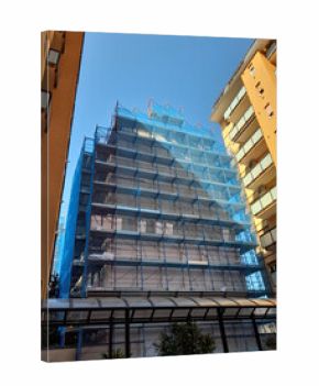 Lavori in corso nel cantiere edile in città in estate - costruire un nuovo condominio 