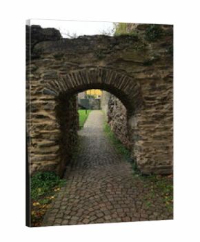 Torbogen aus Steinen in einer Festung in Boppard