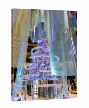 紫のベールを纏った幻想的なツリー