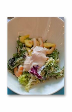 Bol con ensalada de langostinos, lechuga y ananas con salsa rosa 